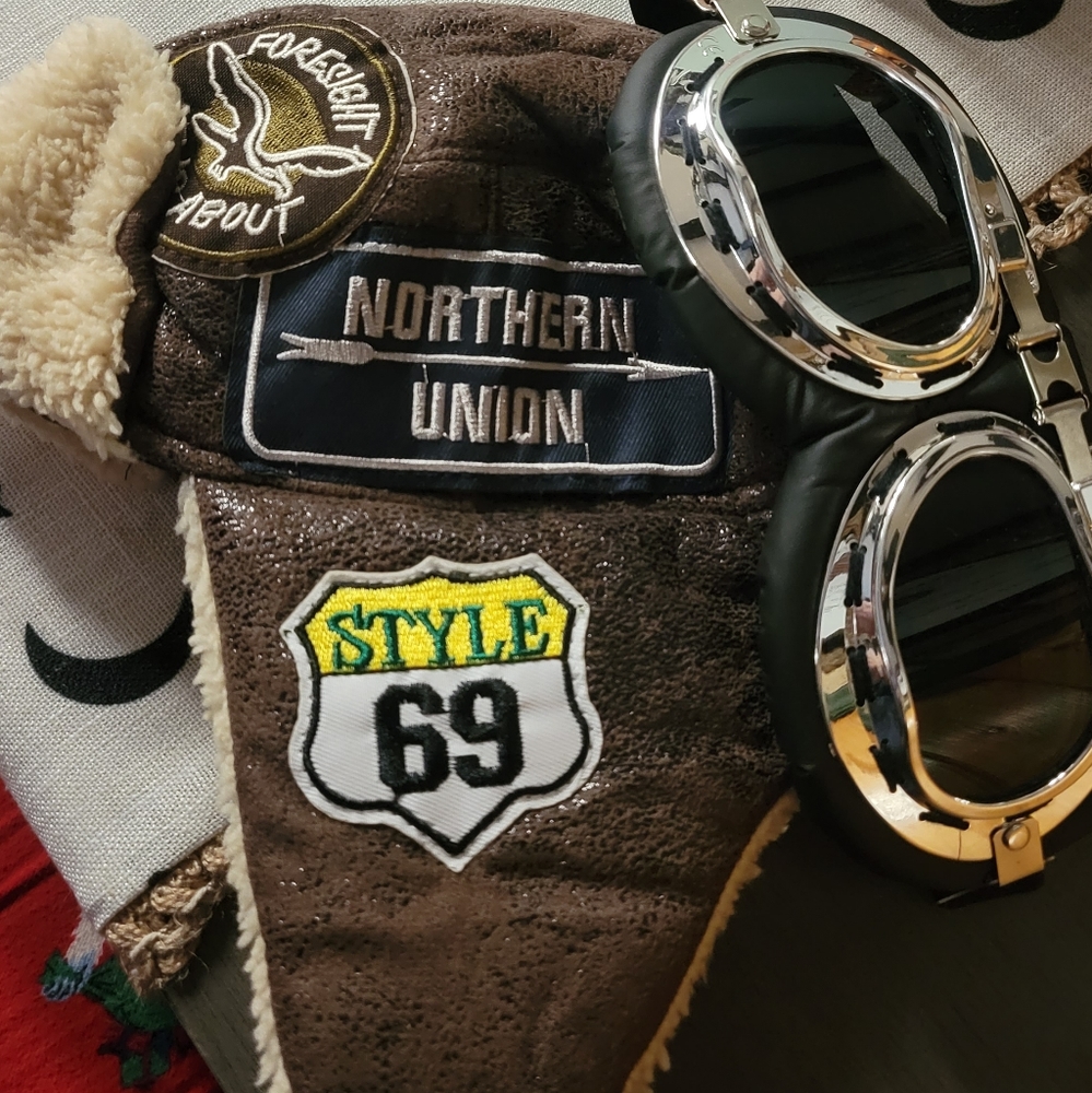 Kids aviator style hat and goggles